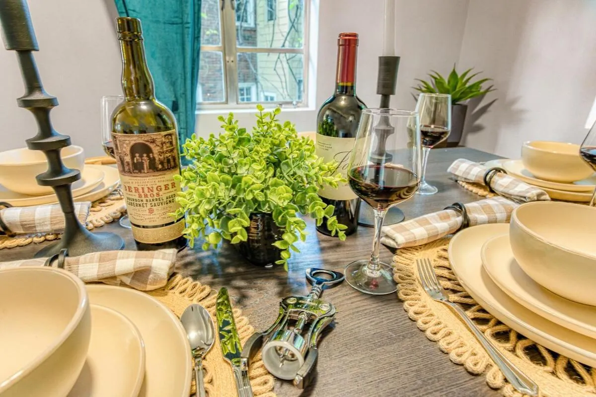 Charming Getaway Minutes To Everything! Charlotte Vakantiehuis
